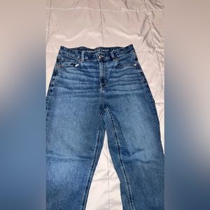 AMERICAN EAGLE MOM JEANS SHORT